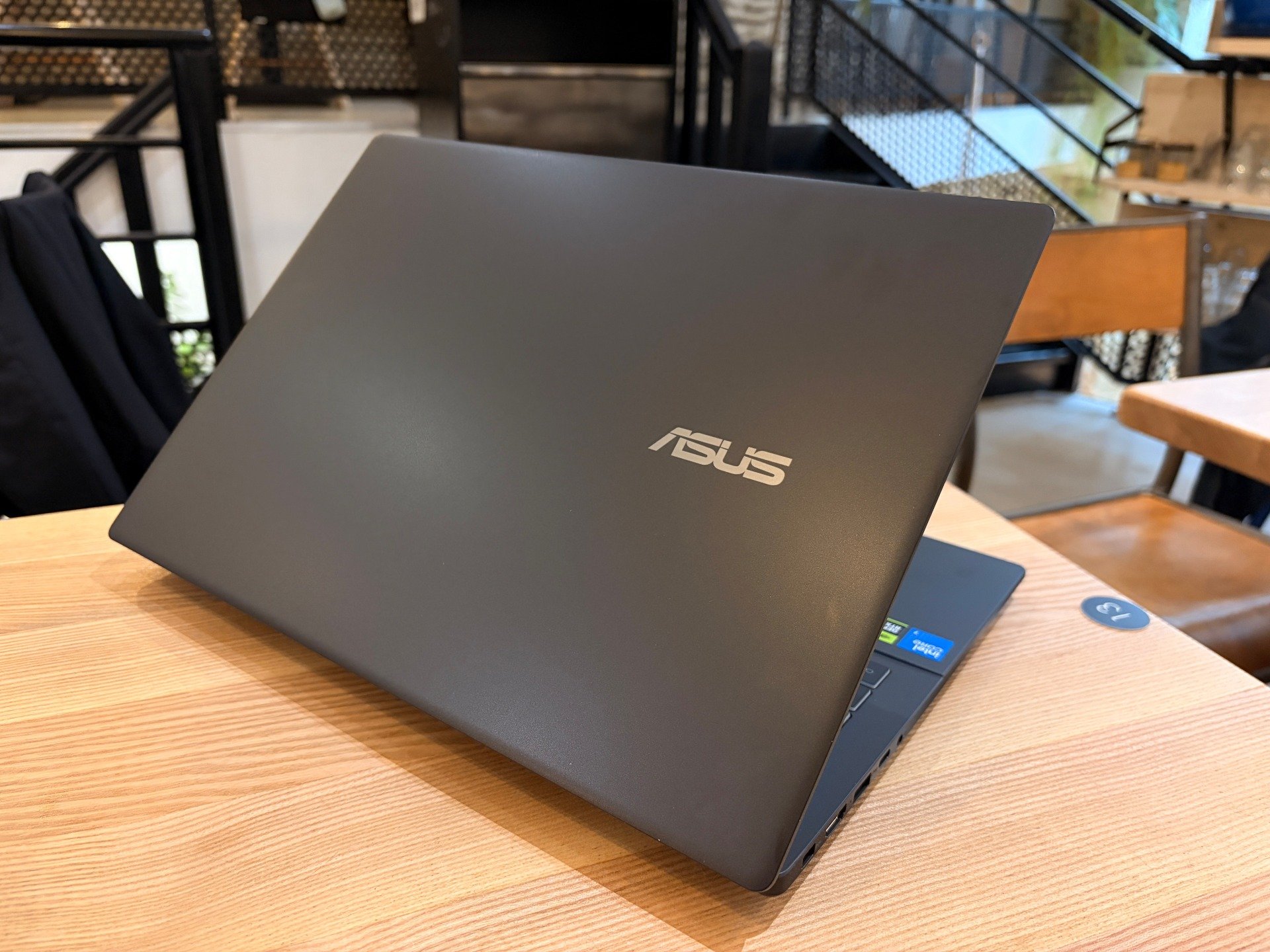 Un châssis noir de moins de 2 kg, compact et discret. ©Studio Clubic