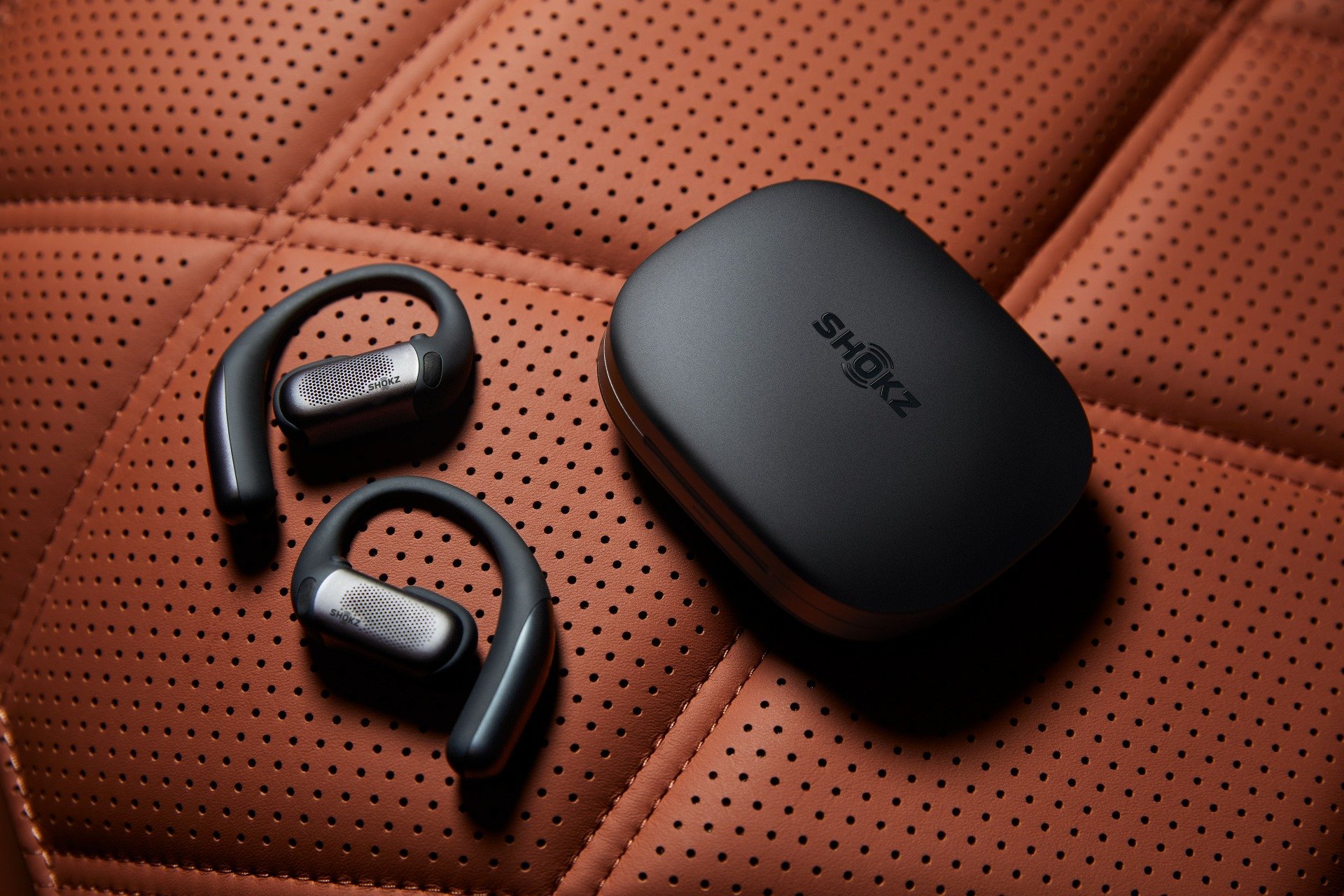 Les écouteurs OpenFit Pro et leur boîtier de transport. ©Shokz