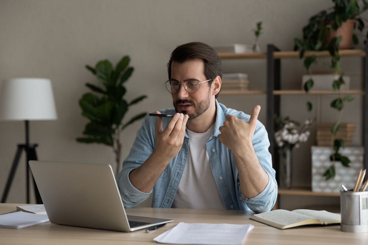 Qui n'a jamais utilisé un répondeur téléphonique pour laisser un message à son interlocuteur ? Ce sera désormais possible sur WhatsApp - ©fizkes / Shutterstock