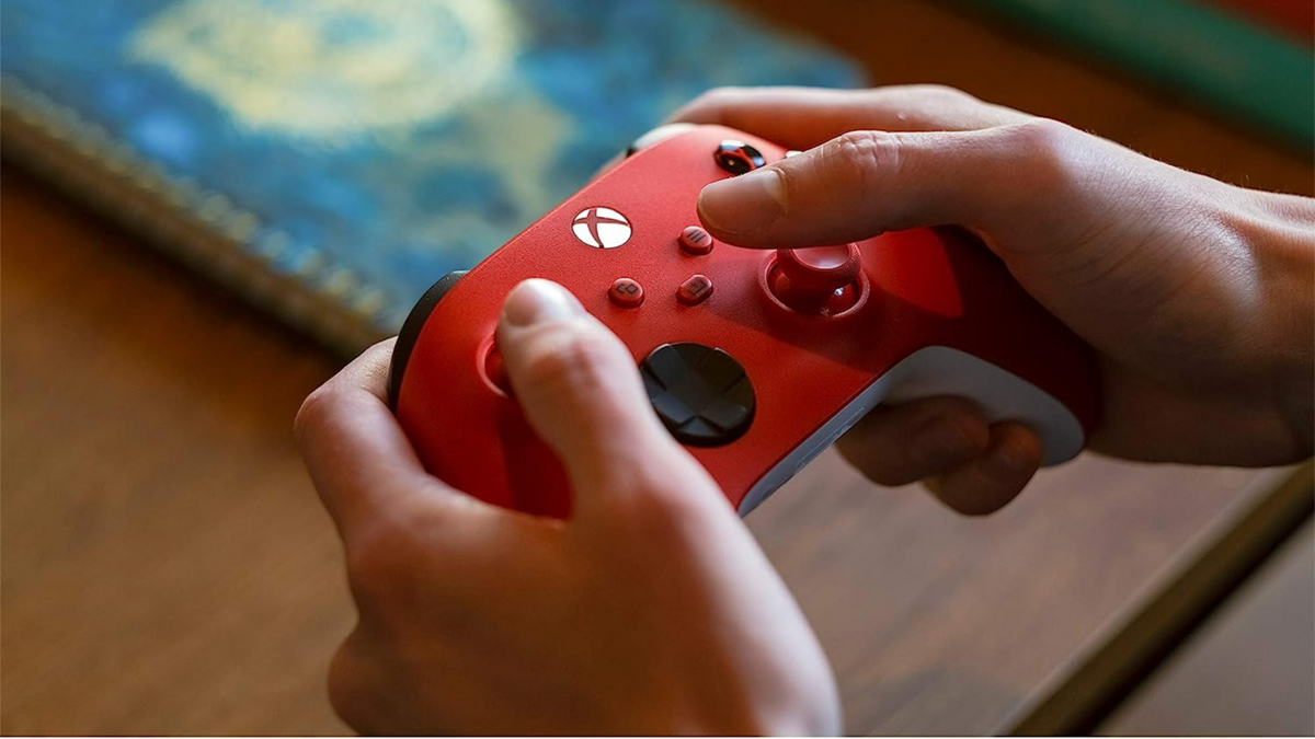 Une personne tenant à la main une manette Xbox © Microsoft