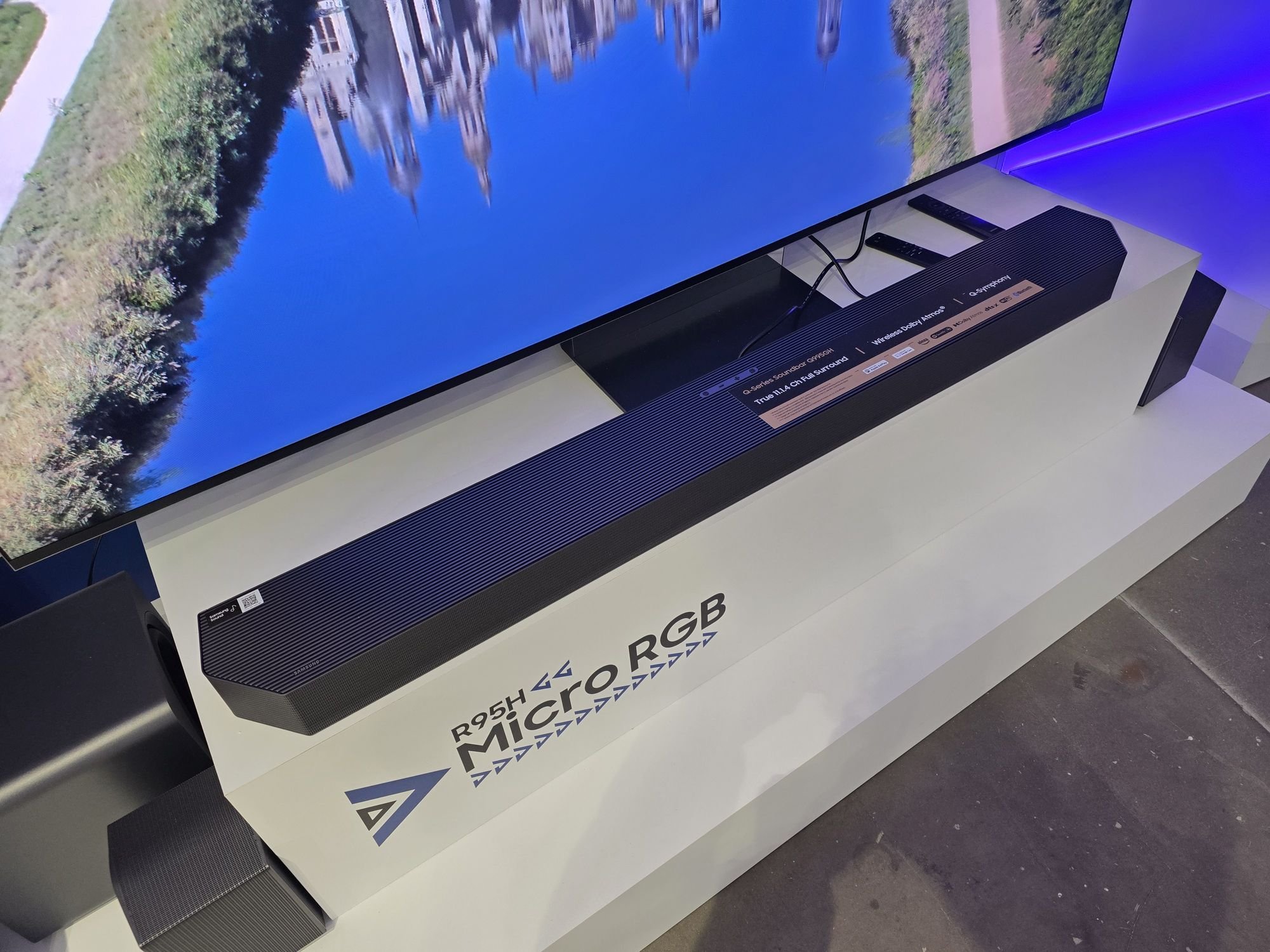 Aucune nouveauté sur la forme, notamment pour le vaisseau amiral HW-Q990H © Guillaume Fourcadier pour Clubic