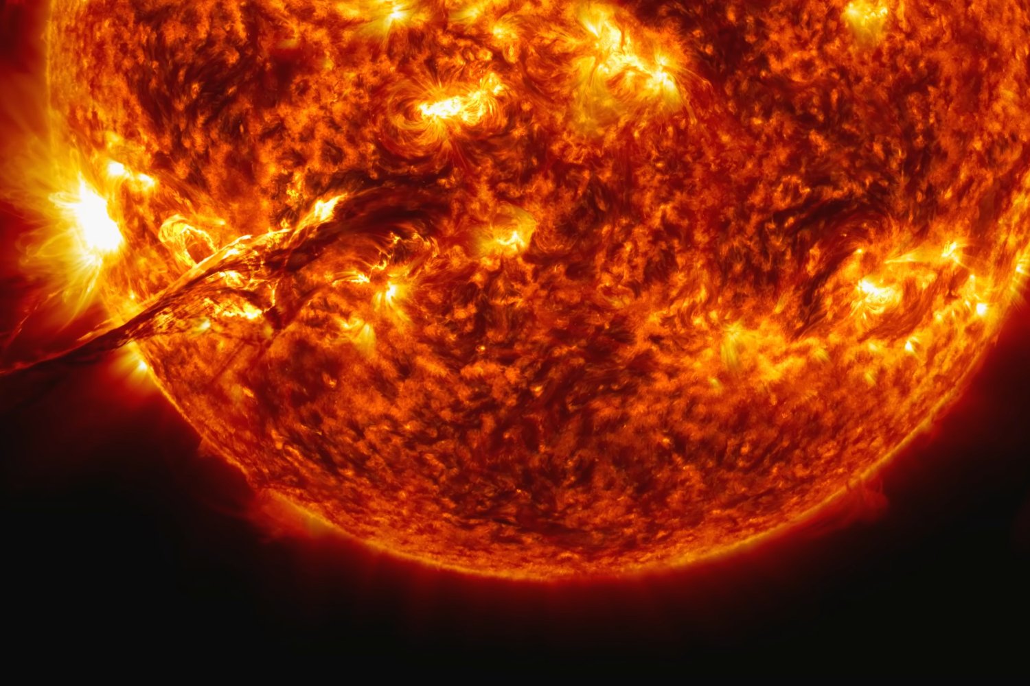 Mercure n’aurait donc pas seulement rétréci comme une pomme oubliée dans le froid. Sa proximité avec le Soleil l’aurait soumise à des tractions répétées, qui ont peu à peu modelé sa surface - ©Antrakt2 / Shutterstock