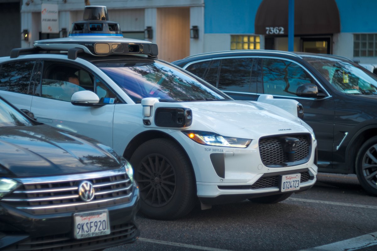 Un véhicule autonome de Waymo garé entre deux voitures à Los Angeles, en Californie. © logoboom / Shutterstock