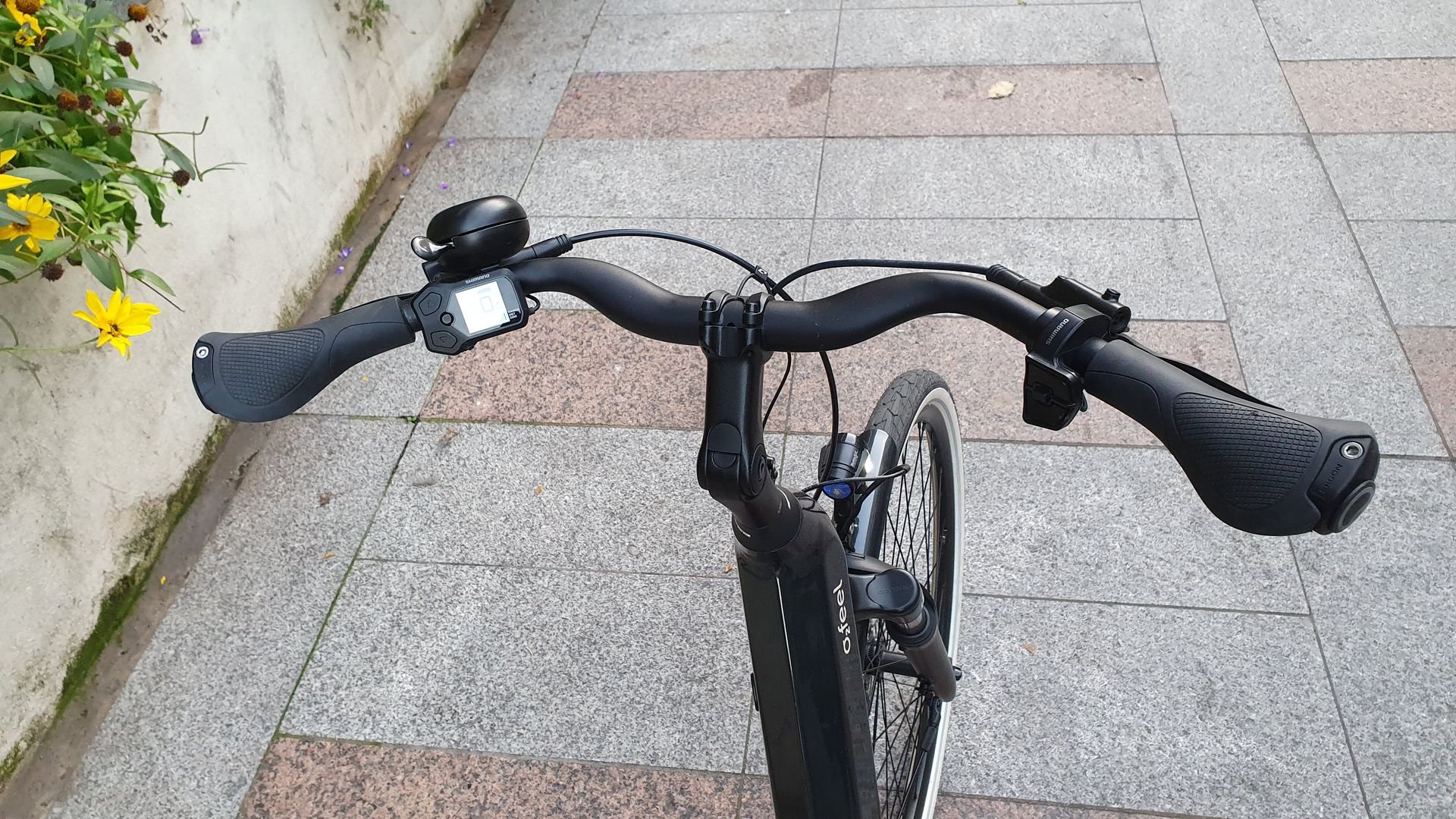 Le guidon est haut, au bon grip, et à potence réglable pour parfaire la position