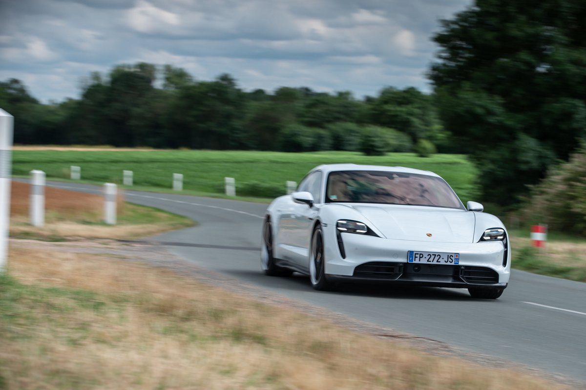 Porsche Taycan Turbo S sur la route