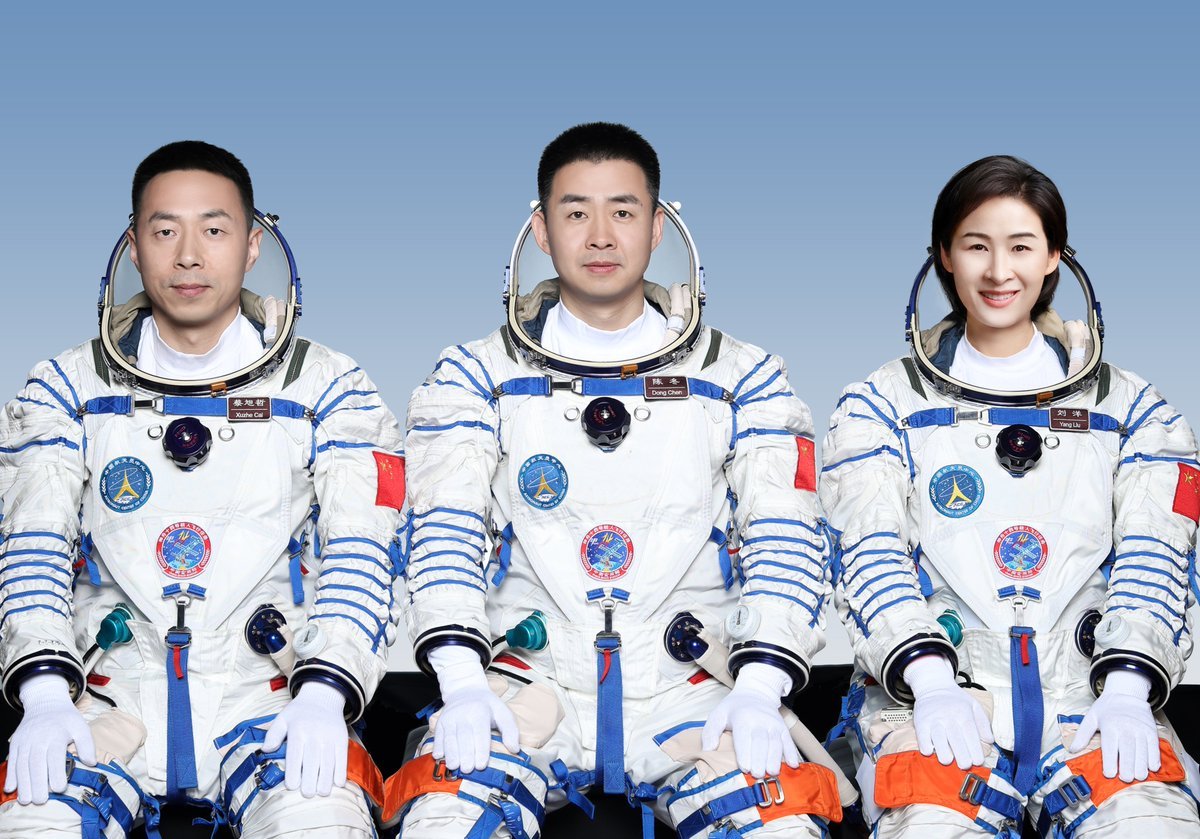 Les trois membres de la mission Shenzhou-14, Cai Xuzhe à gauche, Chen Dong au centre et Liu Yang à droite © CNSA / Bacc