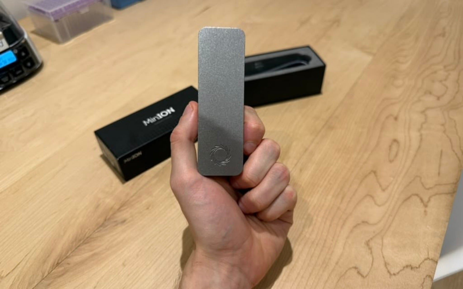 MinION en main, Seth Howes s'est embarqué dans un drôle de projet de garage (ou de cuisine en l'occurence). © Seth Owes