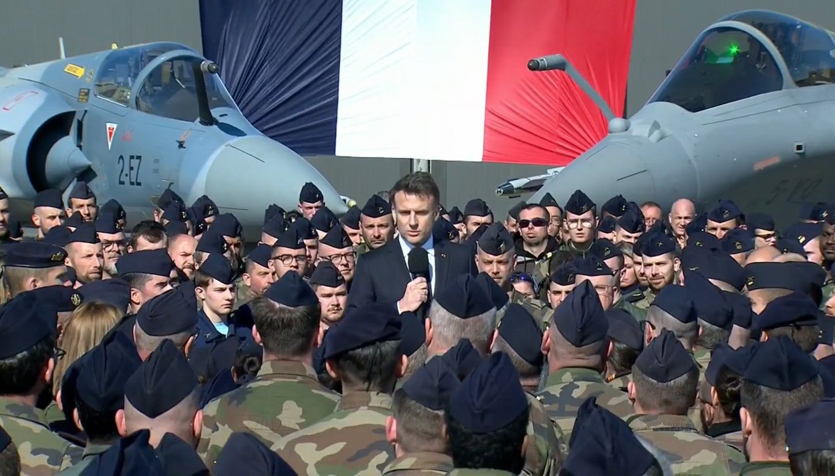 Emmanuel Macron, sérieusement écouté par les troupes de la base aérienne de Luxeuil © Armée de l'Air et de l'Espace