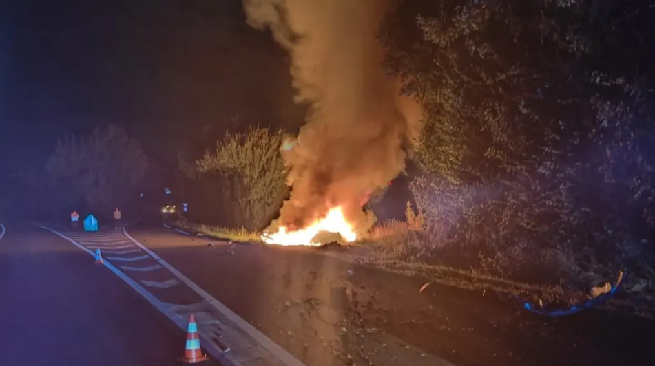 Cliché de la Tesla incendiée, sur le bas côté de la route. © Photo témoin