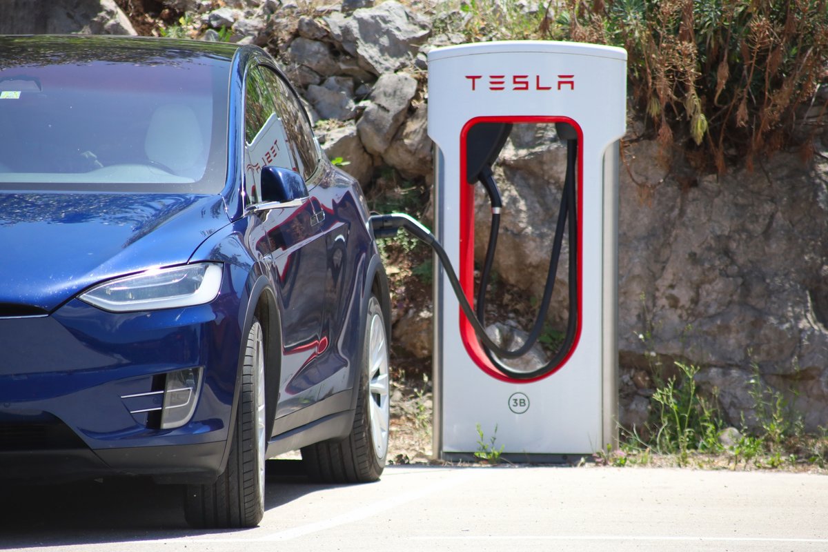 Une Tesla en pleine charge © Jure Divich / Shutterstock