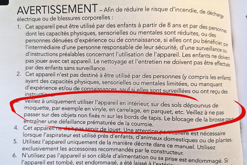 Généralement, les notices des fabricants sont claires sur la compatibiité (ou non) avec les tapis ! © Clubic