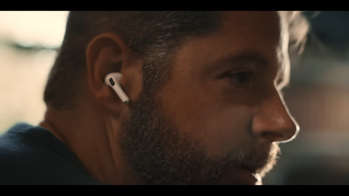 La dernière pub d'Apple pour les AirPods Pro se concentre sur la nouvelle aide auditive intégré aux écouteurs. © Apple