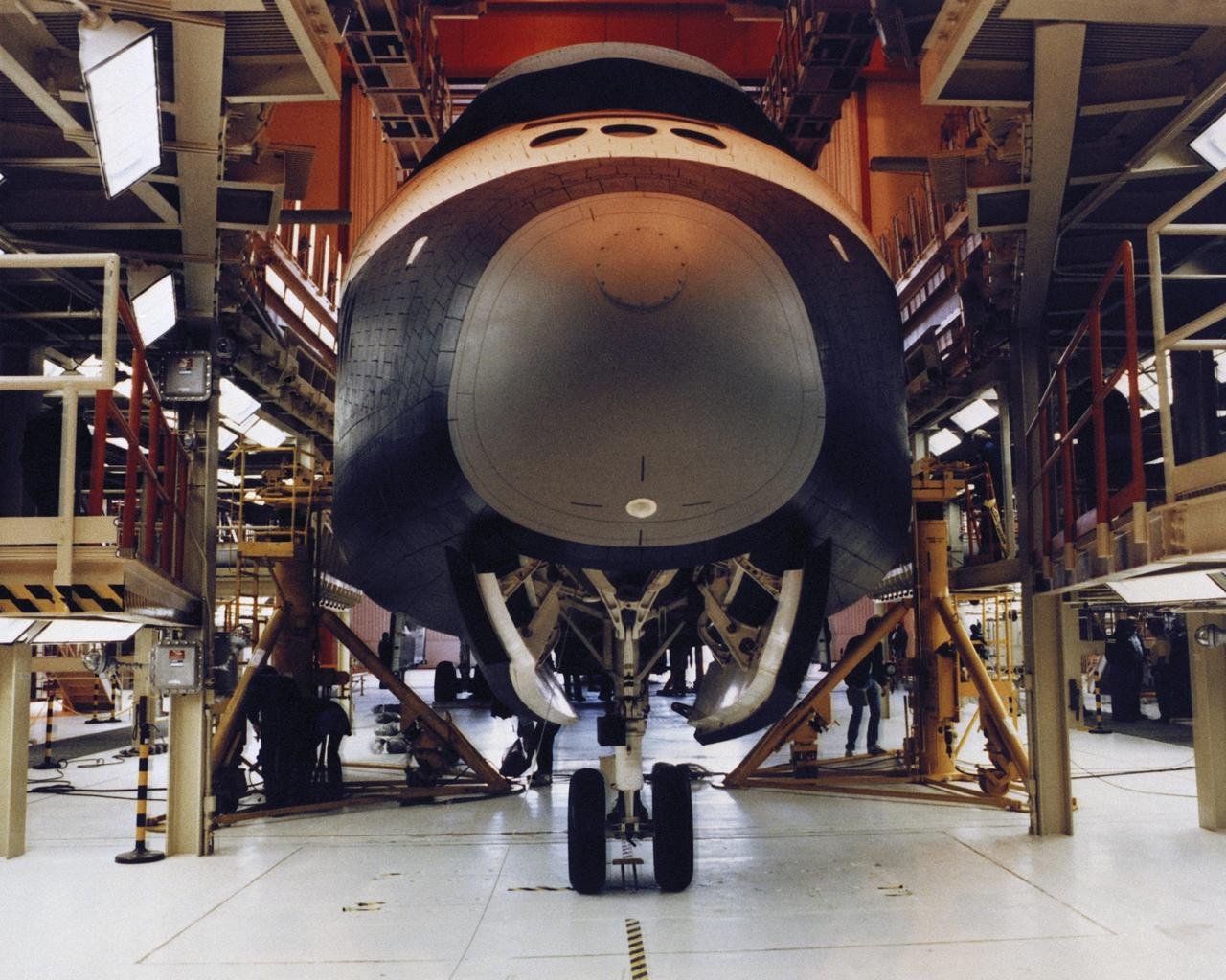 Enterprise était équipée sur son "nez" de quoi accrocher un mat de mesures aérodynamiques. Crédits NASA