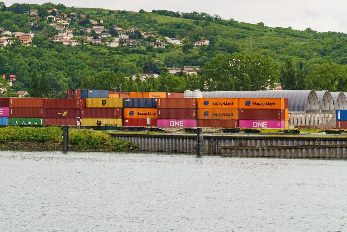  Conteneurs de fret au terminal des conteneurs ferroviaires © SkazovD / Shutterstock