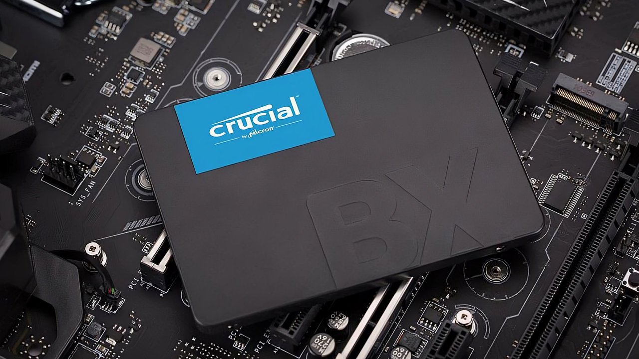 Le Crucial BX500 normalement constitué de mémoire QLC © Crucial