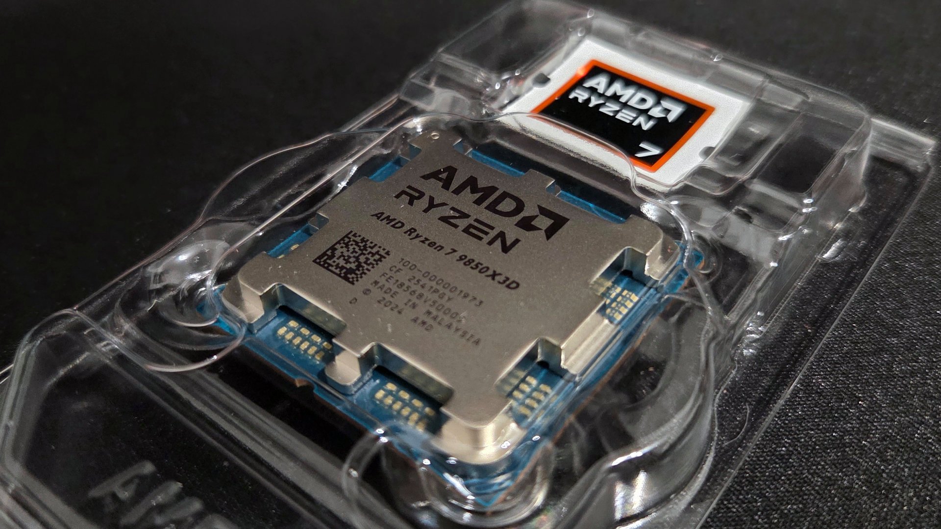 Encore dans son petit écrin de plastique, notre Ryzen 7 9850X3D. ©Nerces pour Clubic