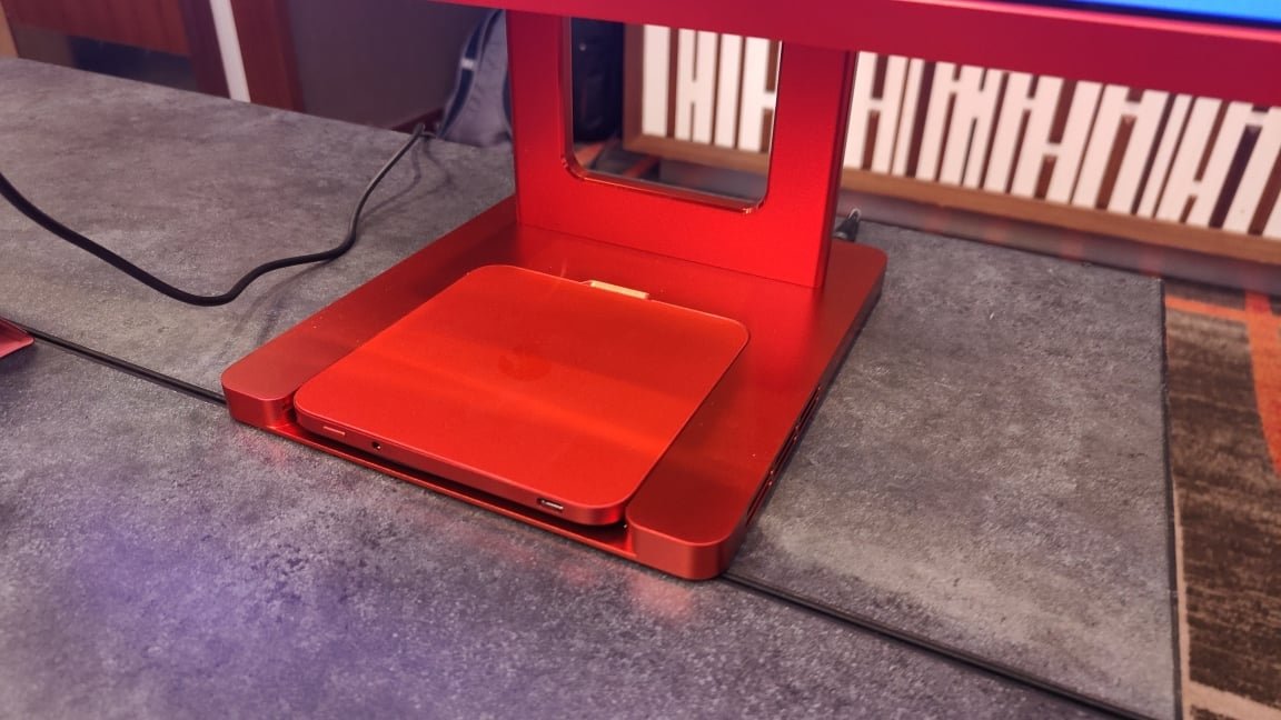 Ce mini-PC s'intègre parfaitement dans le pied du moniteur. ©VideoCardz
