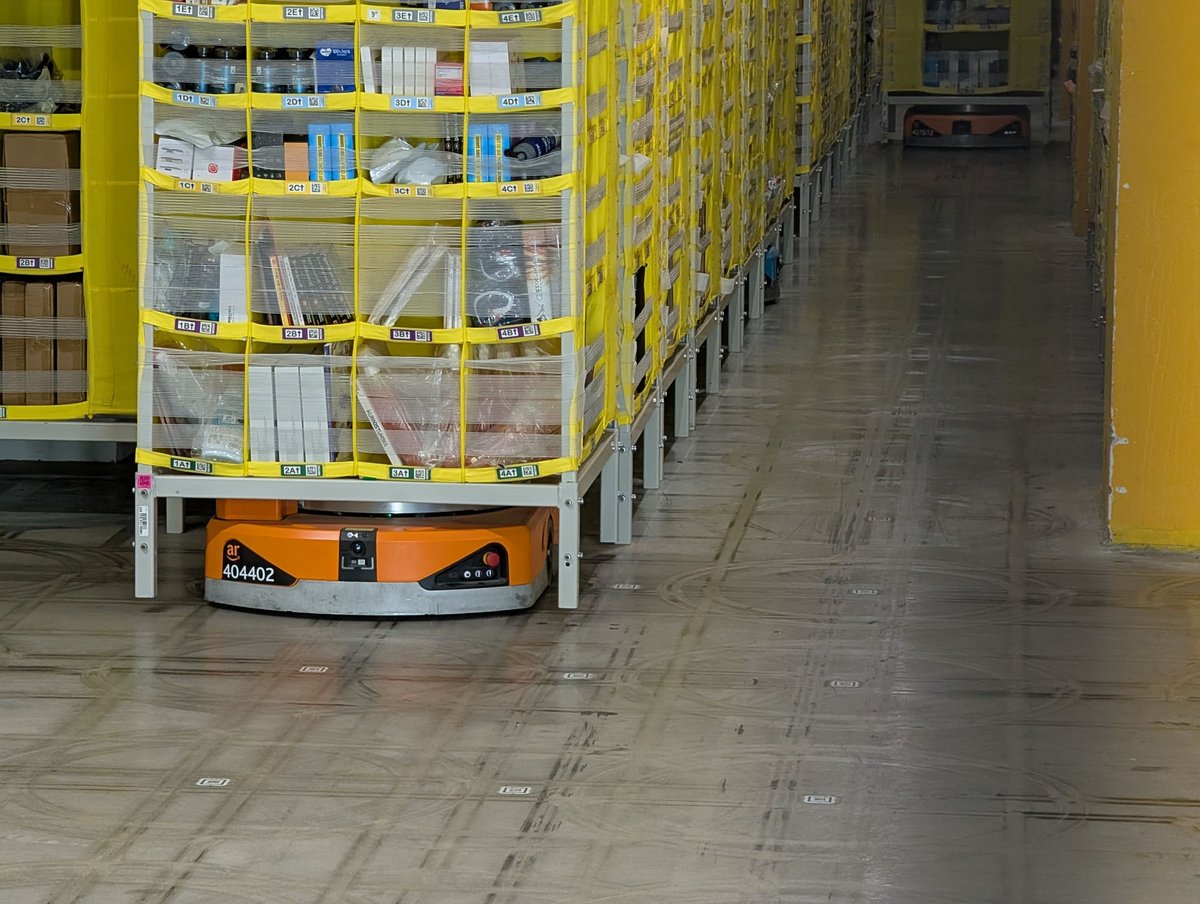 On voit bien que le robot autonome suit les QR codes. © Alexandre Boero / Clubic