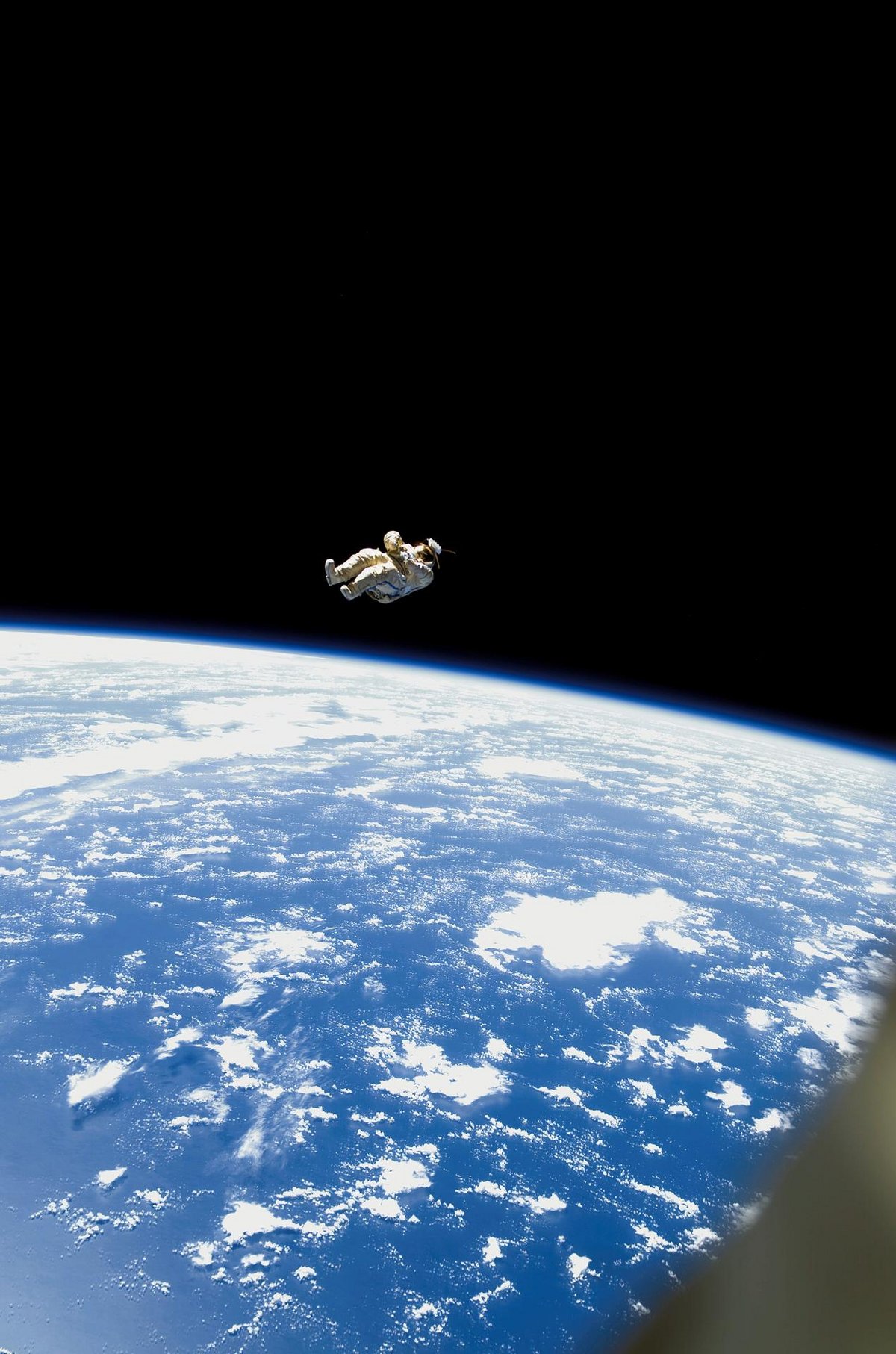 Cette photo, qui est l'une des plus effrayantes, montre un scaphandre russe Orlan... vide. Il a été largué de l'ISS, car il ne servait plus et était équipé de transmetteurs radio © NASA