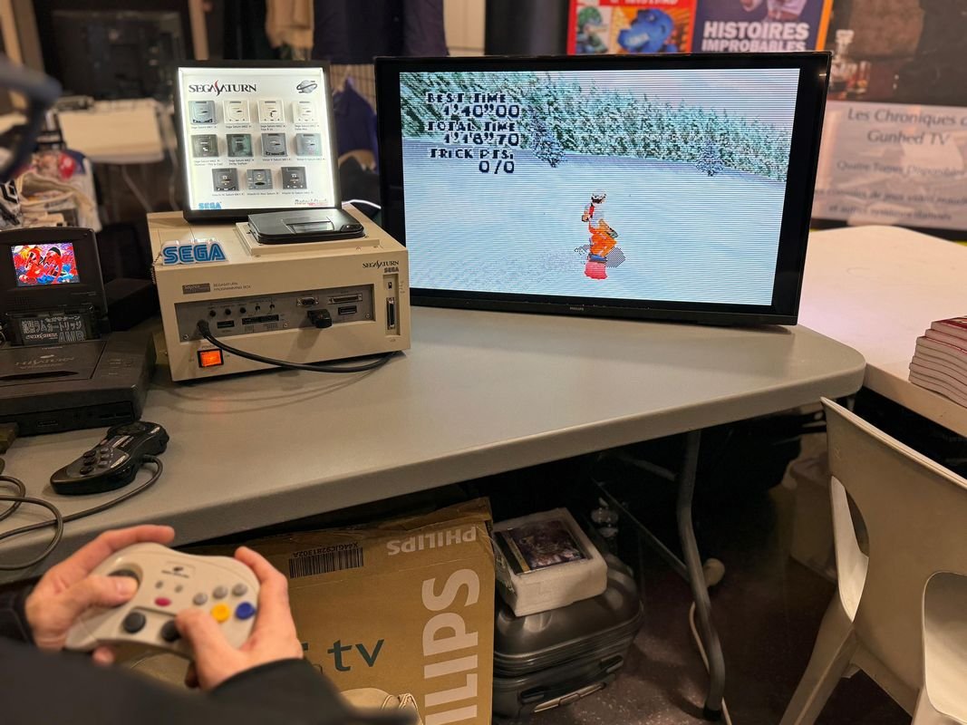 Une Hi-Saturn, aux côtés d'un kit de développement dédié à la console de Sega. ©Stéphane Ficca / Clubic