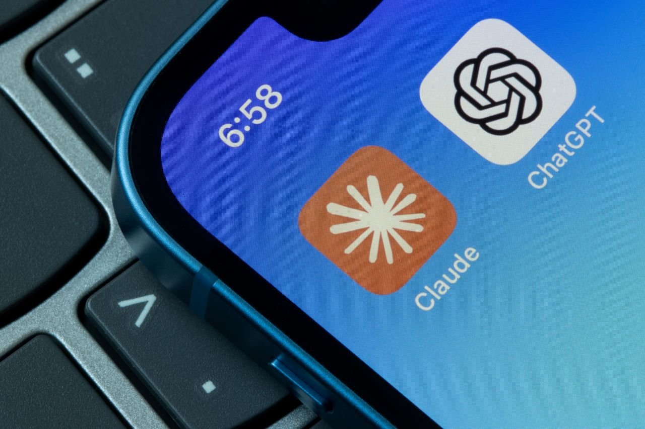 Les logos de Claude et ChatGPT. ©Tada Images / Shutterstock