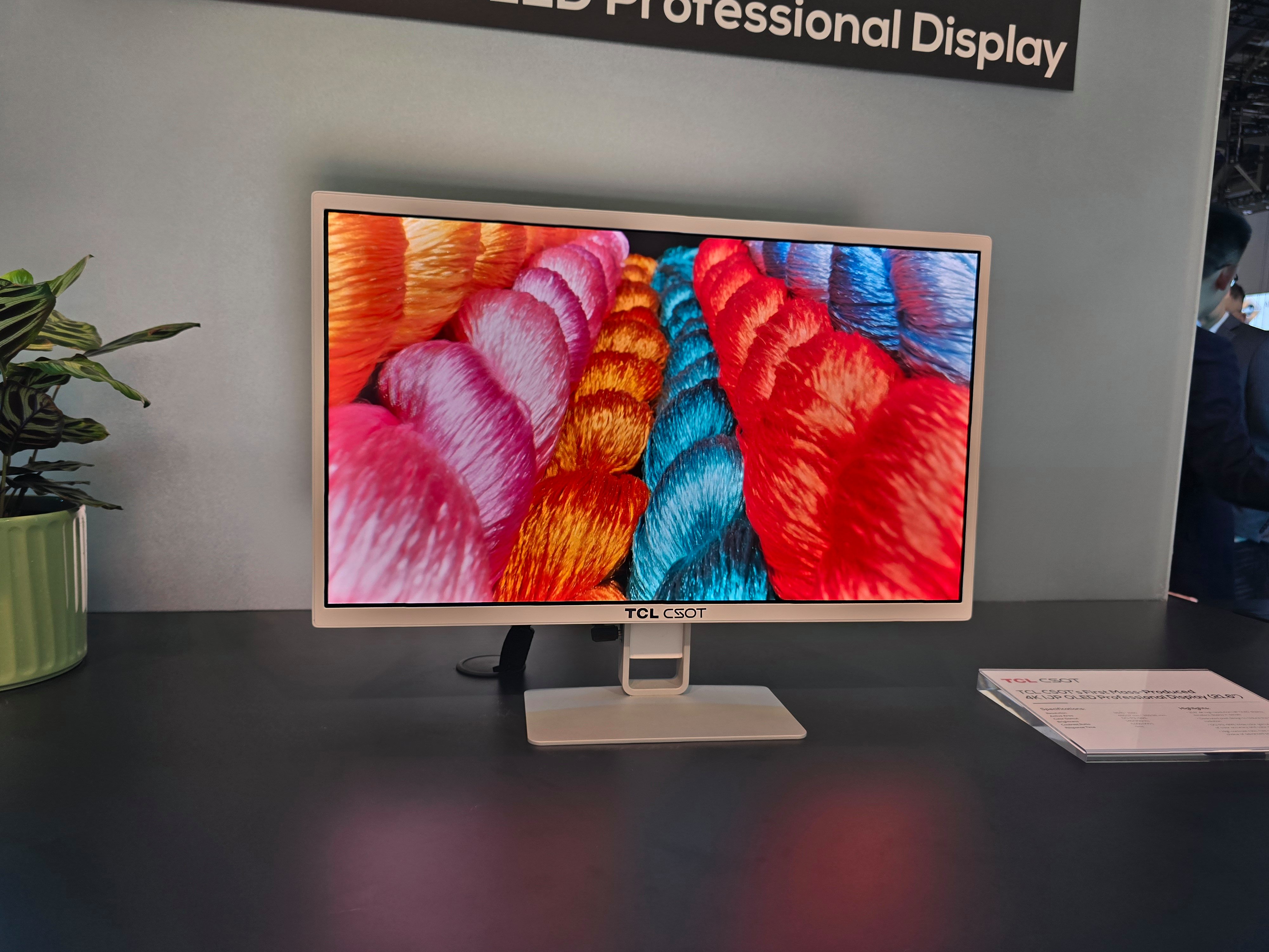 Voici le premier moniteur (4K sur 21,6") produit en masse avec une dalle Inkjet OLED. © Matthieu Legouge