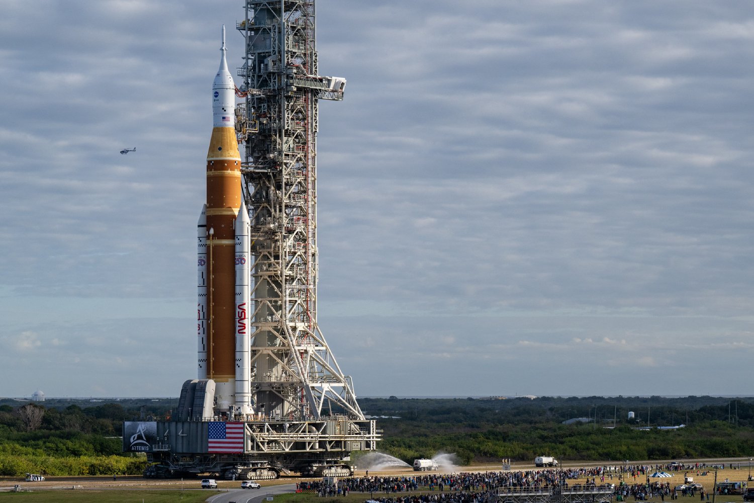 La fusée SLS en direction de son pas de tir avant la mission Artemis II. ©NASA/Keegan Barber