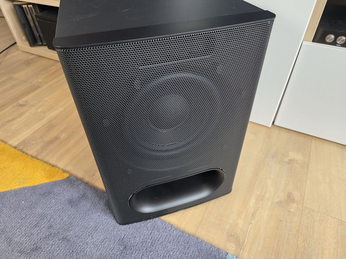 Bien moins discret, le caisson de basses intègre l'électronique, la connectique, et la liaison avec la barre de son © Guillaume Fourcadier pour Clubic