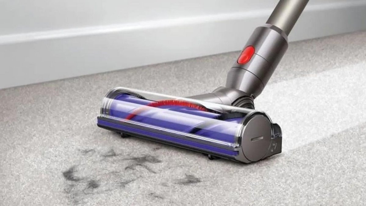 La fameuse brosse Motorbar de l'aspirateur Dyson V8 Absolut. © Dyson