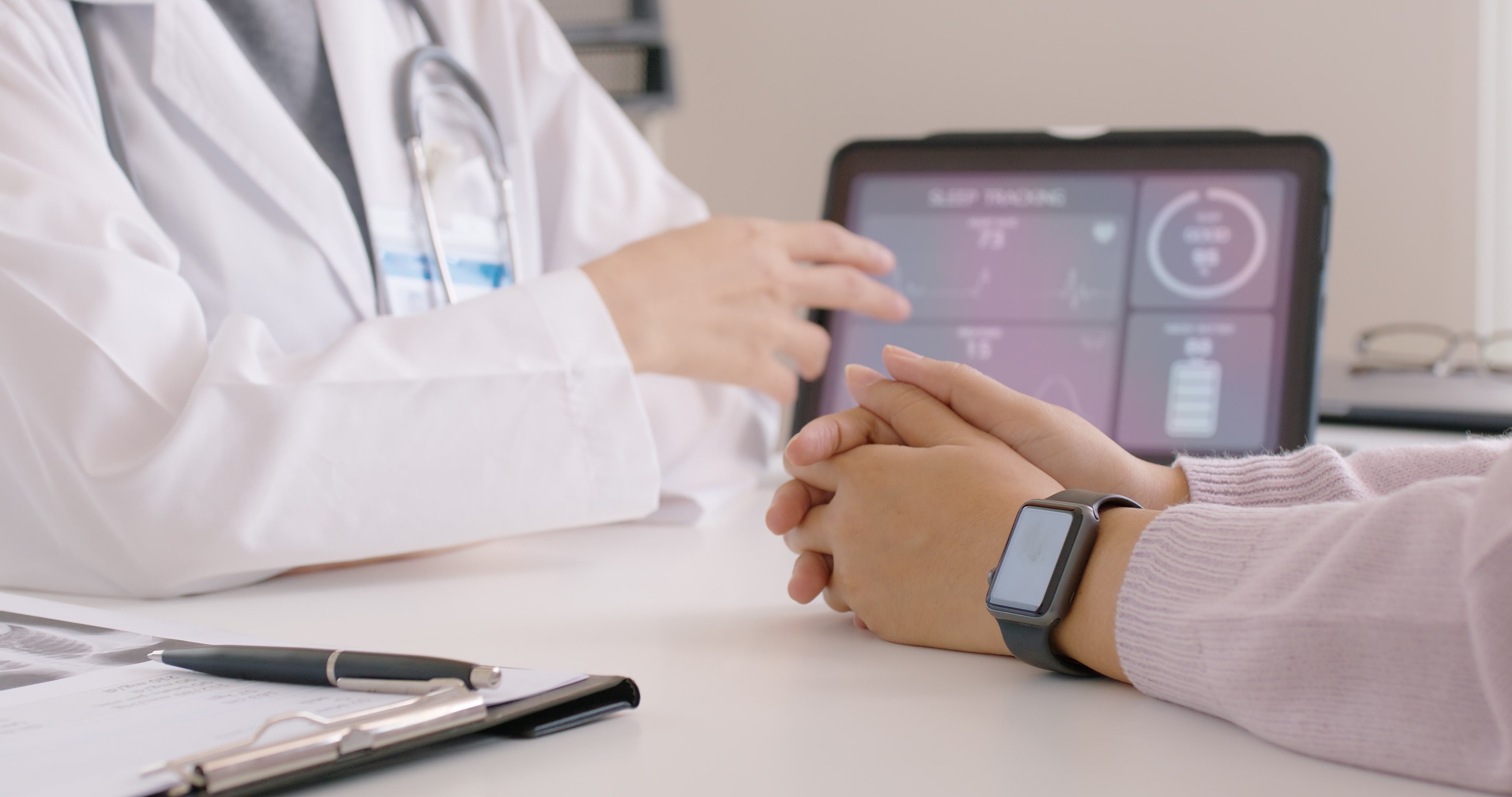 Apple Watch chez un médecin - © Shutterstock © Shutterstock