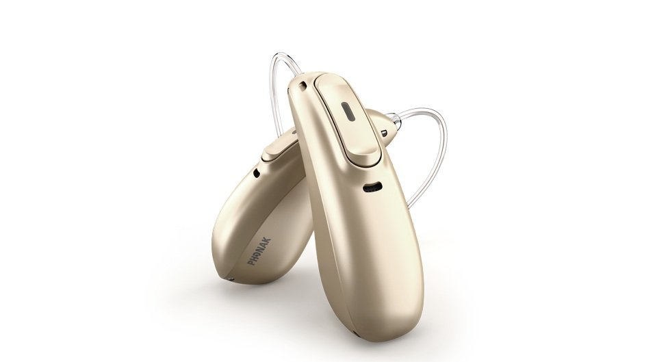 Plus rentables, plus tournés vers un avenir peuplé de malentendant, les aides auditives (ici une modèle Phonak, marque appartenant également à Sonova) ont le vent en poupe ©Sonova