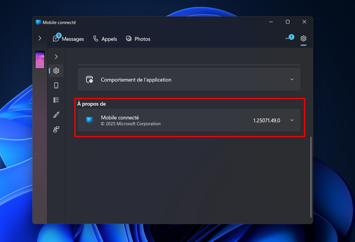 Vérifiez dans les paramètres de "Mobile connecté" que vous êtes à jour. Sinon, téléchargez la dernière version sur le Microsoft Store. © Clubic