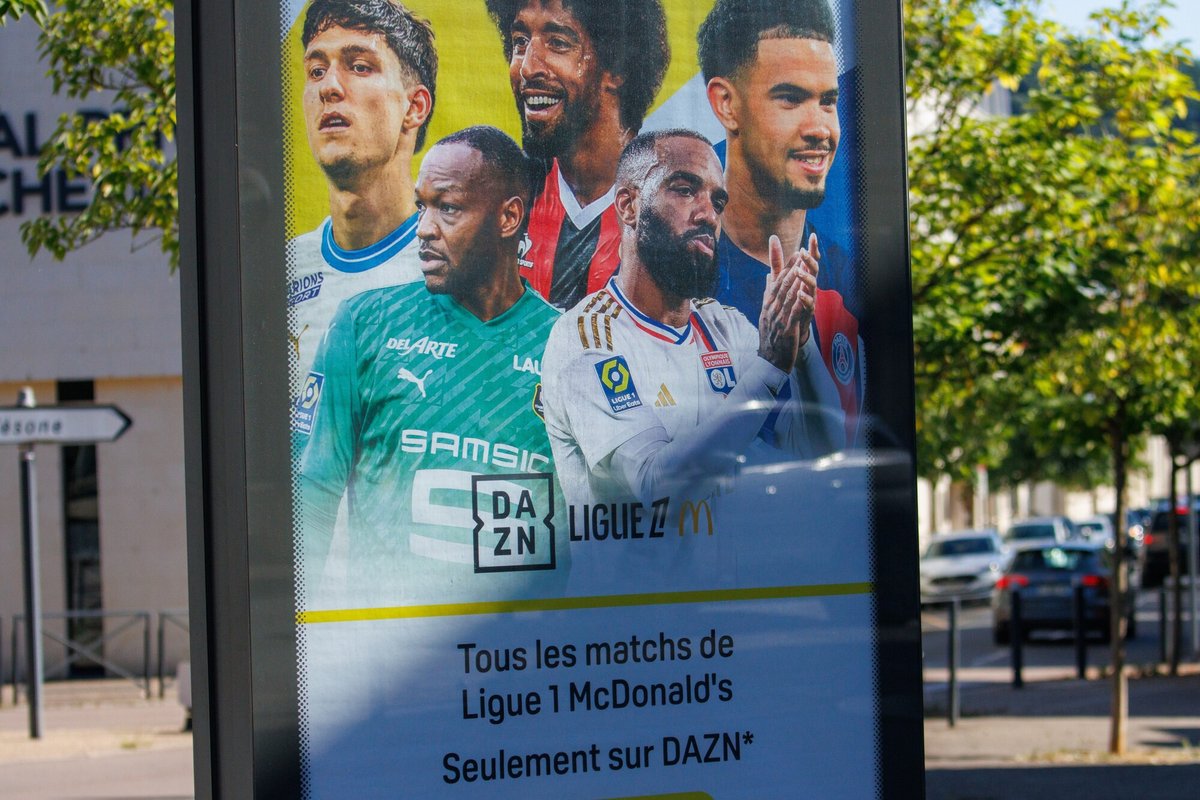 Une publicité pour les matchs de Ligue 1 sur DAZN © Henry Saint John / Shutterstock