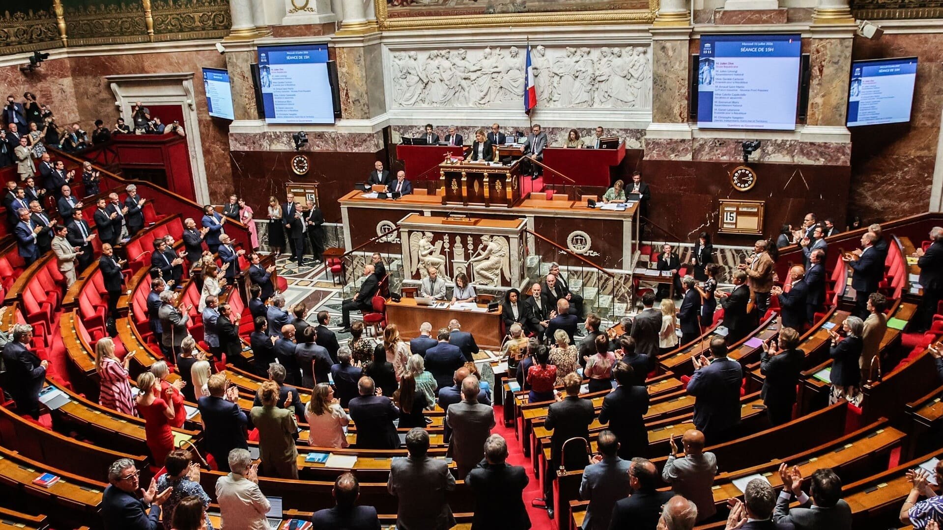 L'hémicycle de l'Assemblée nationale, où les députés entameront l'examen en séance du projet de loi de finances pour 2027 dès le 13 octobre. © Ninotnan / Shutterstock
