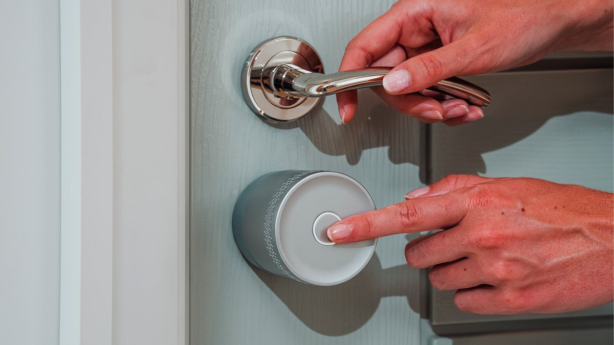  Compatible Matter over Thread, la Linus® L2 Lite s’intègre facilement à tous les écosystèmes domotiques pour automatiser vos routines en toute simplicité. ©Yale