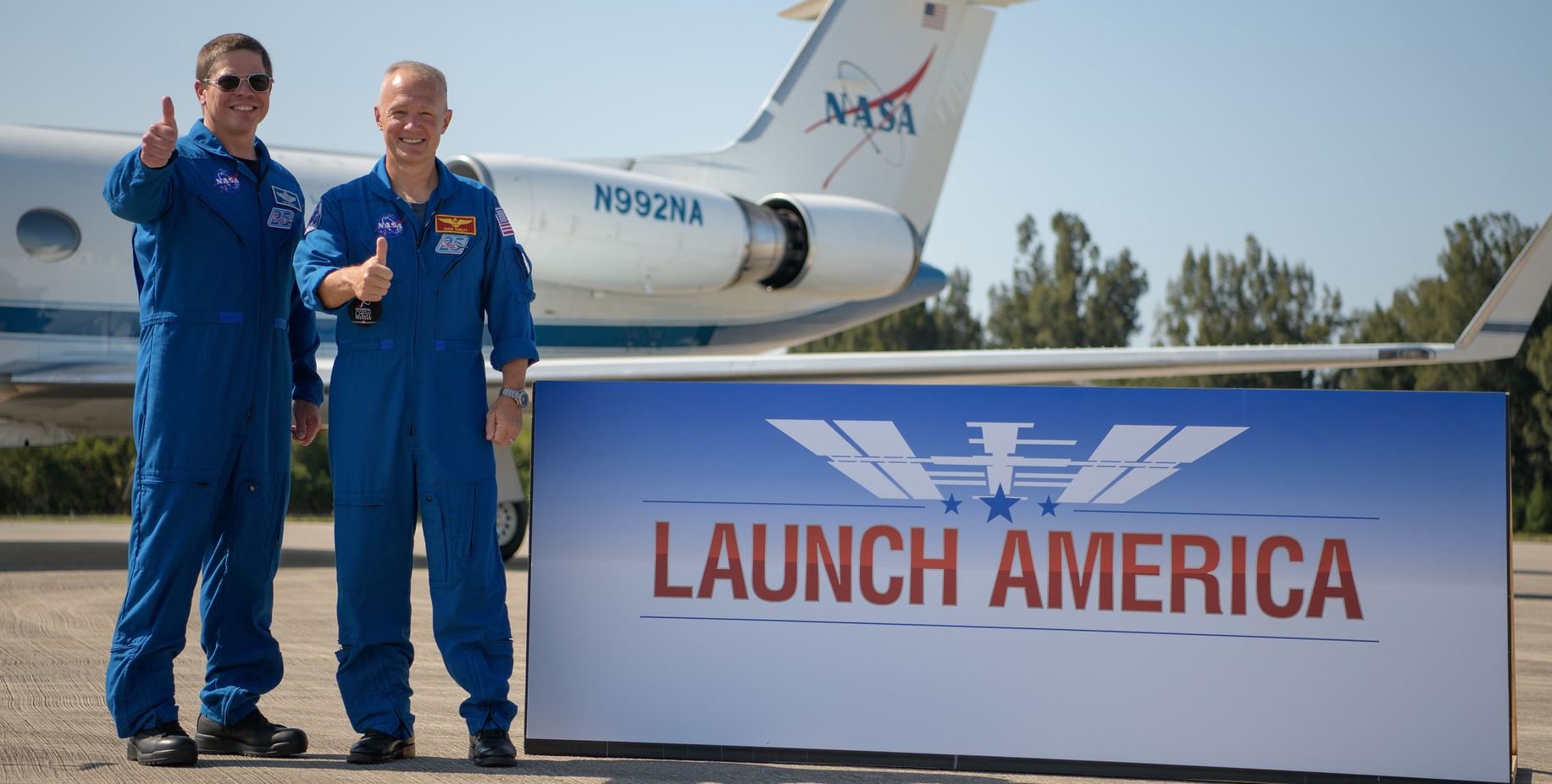 Les deux astronautes à leur arrivée en Floride. ©NASA/B. Ingalls