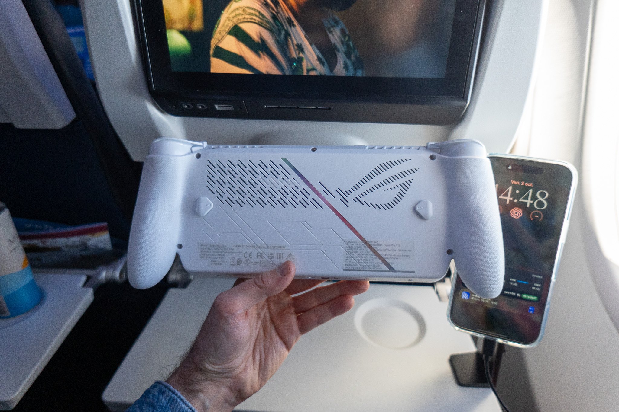 La machine est balourde, mais m'a paru bien construite et tombe parfaitement dans le creux des mains. ©Clubic