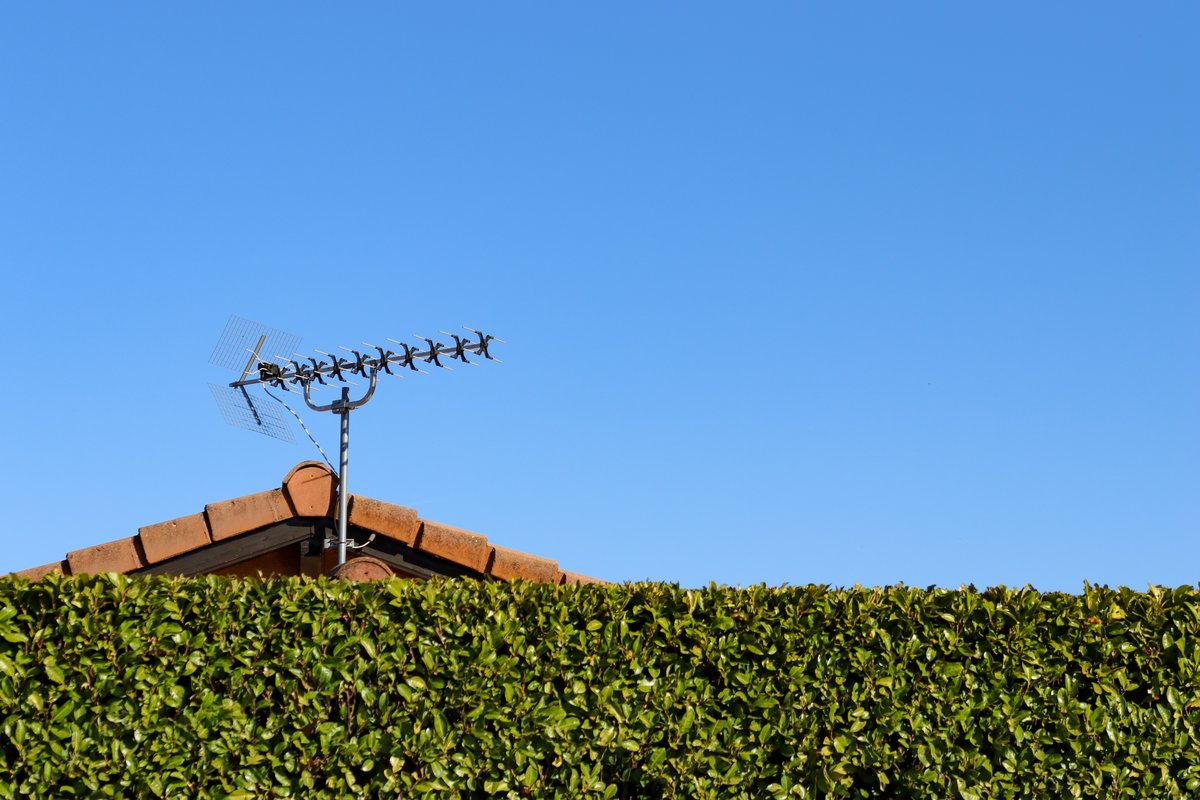 Les ménages équipés d'antennes râteau pourraient être confrontés à de plus en plus de désagréments © Emilie-CSM / Shutterstock