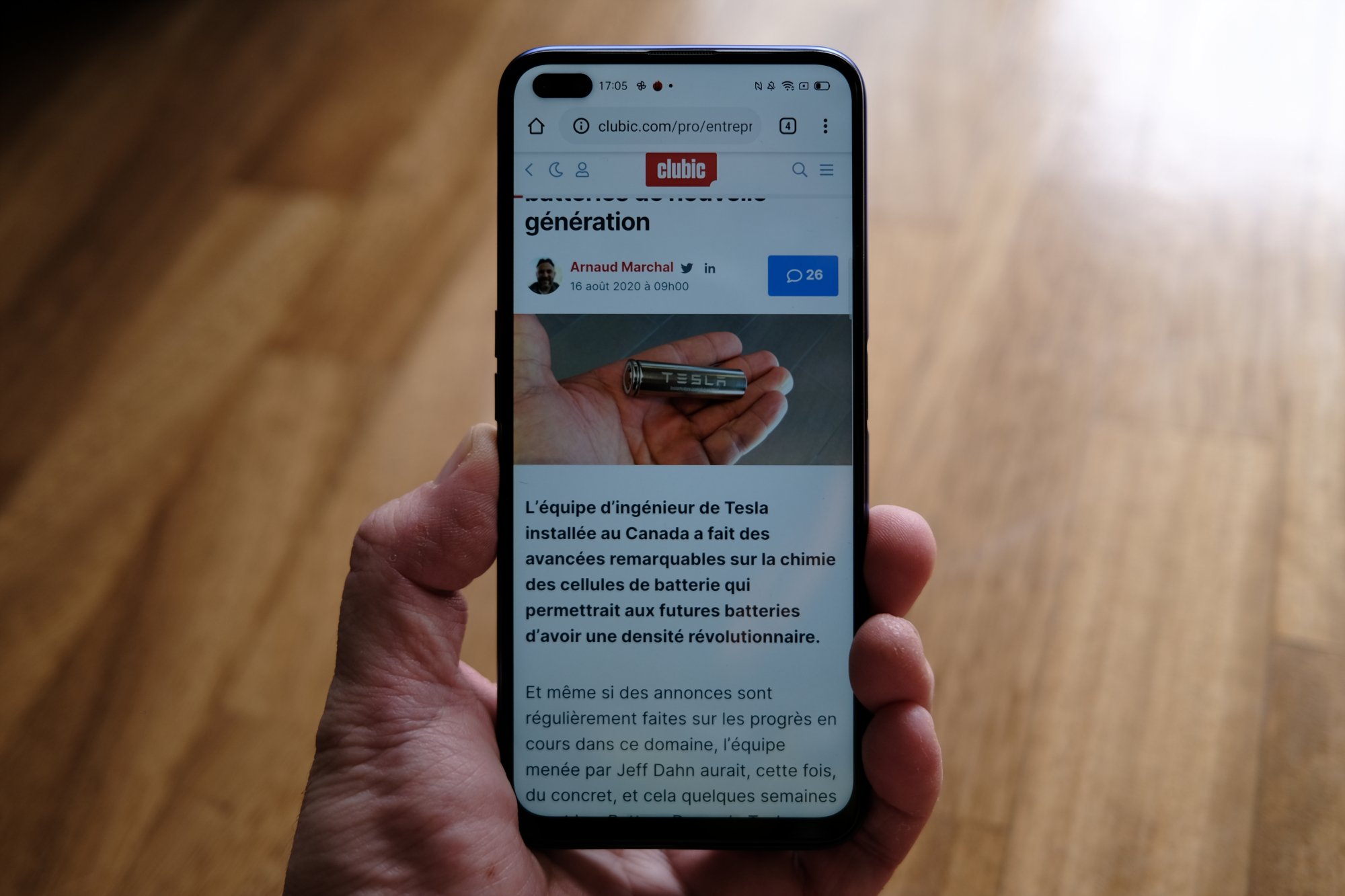 realme X50 face dans main