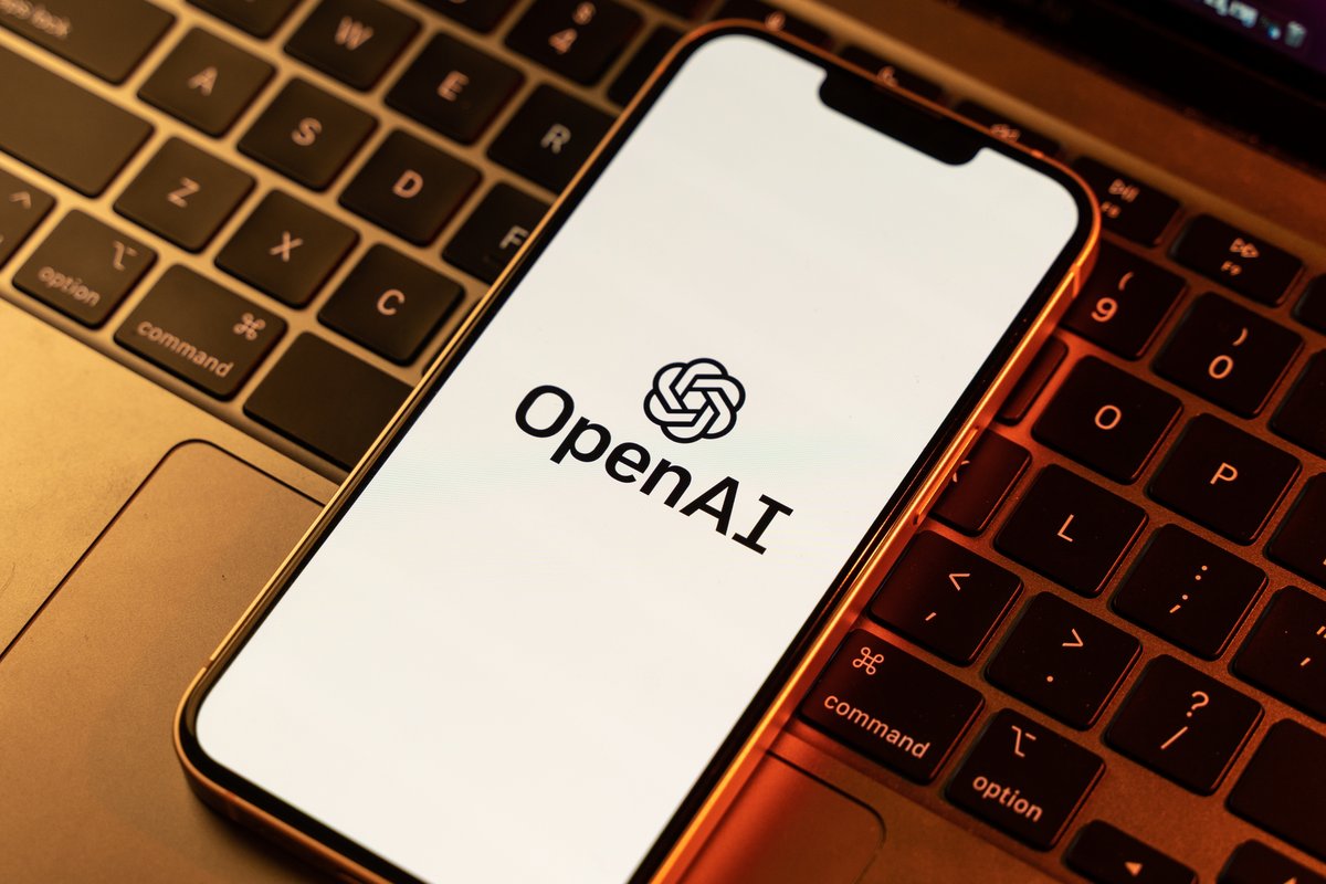 Le logo OpenAI affiché sur un iPhone © sdx15 / Shutterstock