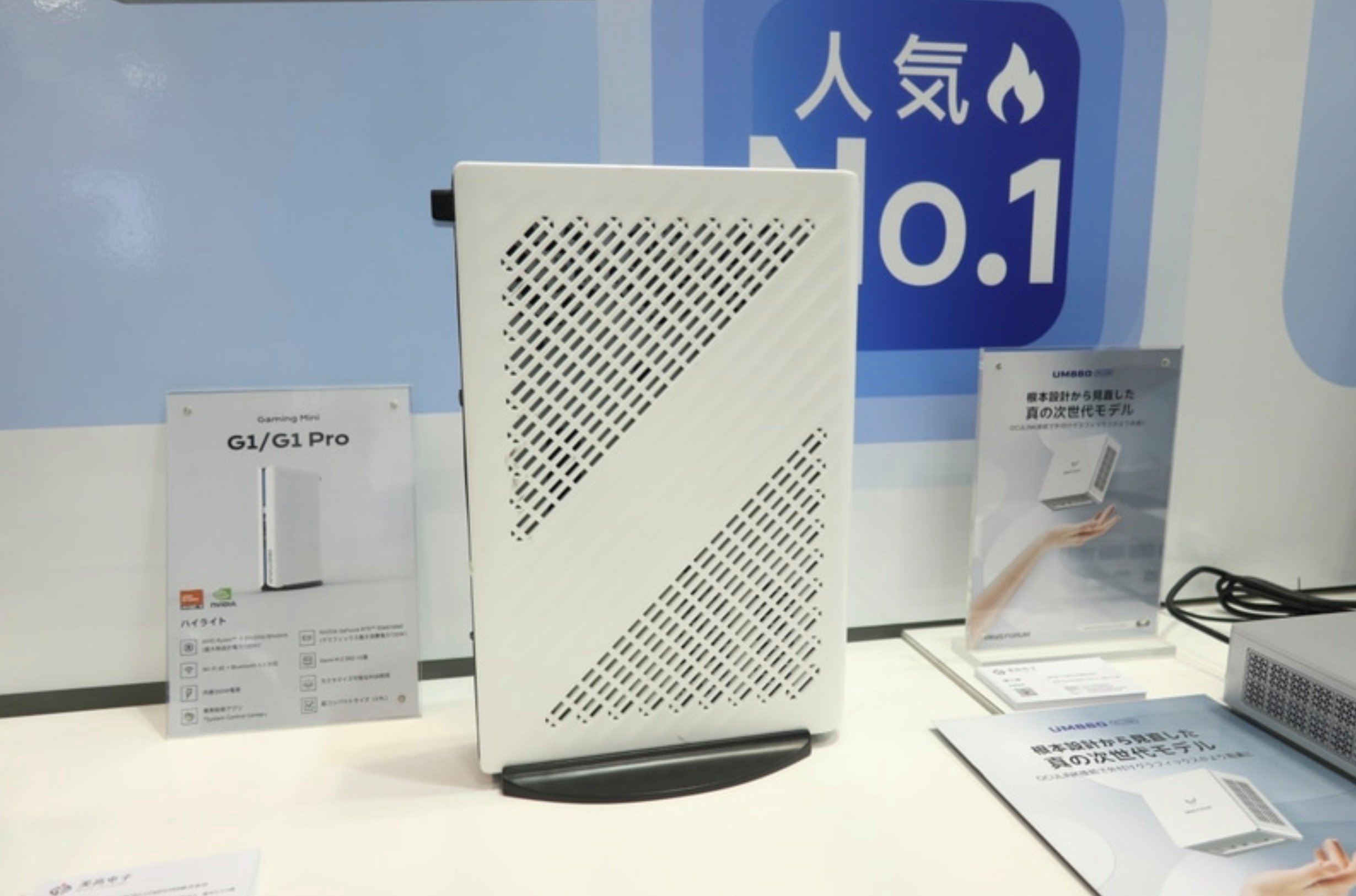 L'appareil de profil. © PC Watch