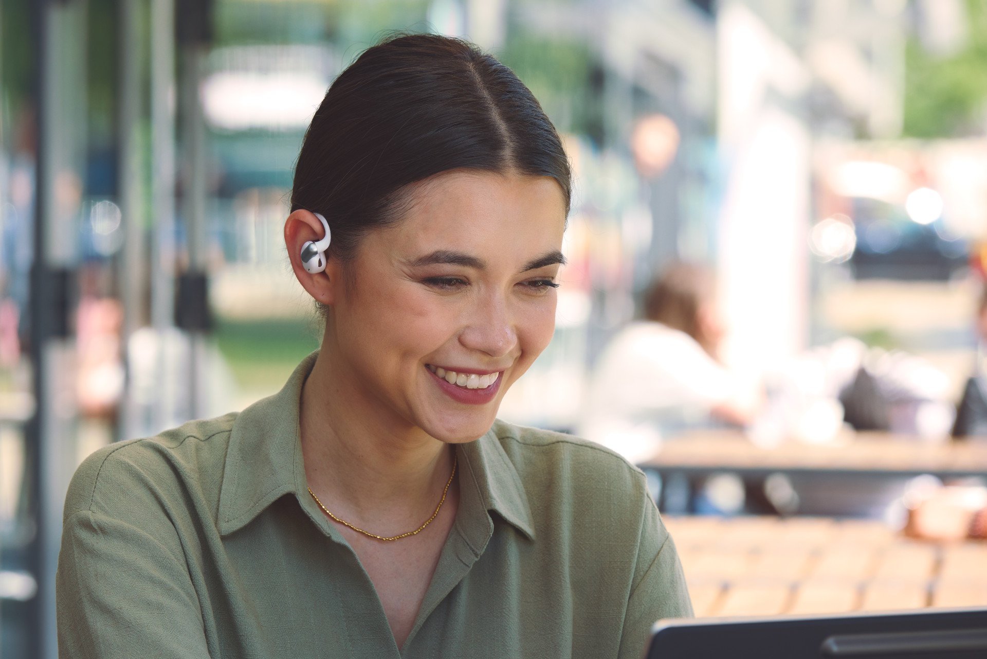 Les écouteurs open-ear JBL Sense Pro. ©JBL