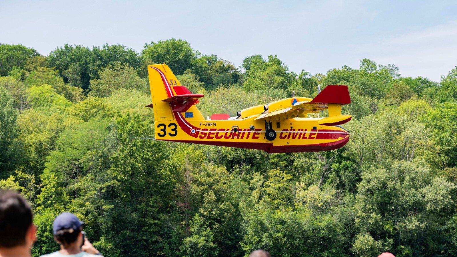 Un Canadair en pleine intervention. © Benjamin_Barbe / Shutterstock