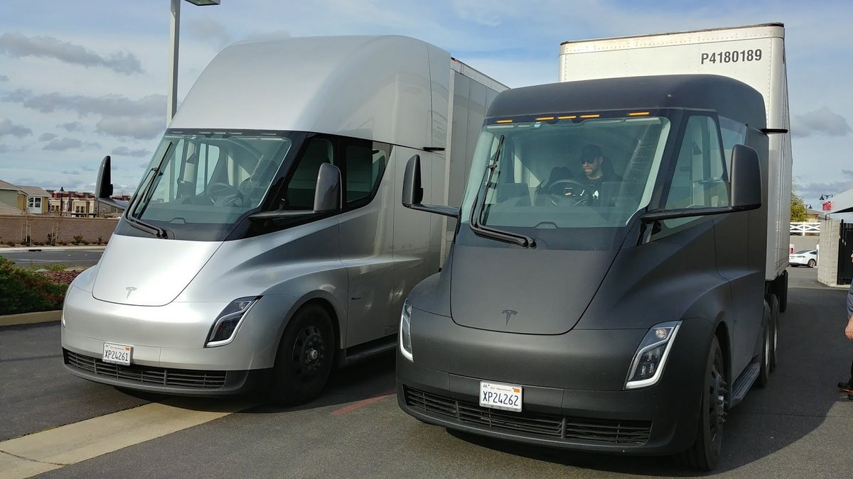 Deux camions Tesla roulent côte à côte © Wiki Commons