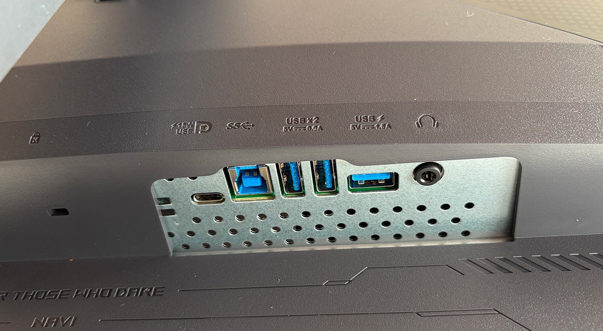 Les connecteurs USB sont nombreux. ©Charles Gouin-Peyrot pour Clubic