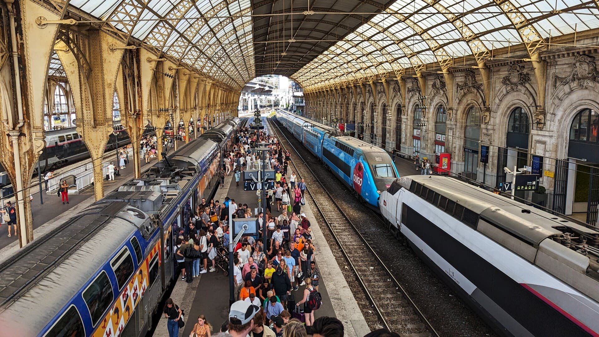 En gare de Nice-Ville, TER, OUIGO et TGV INOUI se partagent les quais, symbole d’un rail européen que les eurodéputés veulent mieux connecter. © Alexandre Boero / Clubic