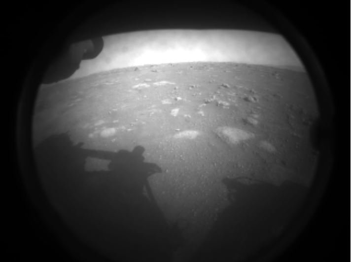 La première image prise sur Mars par Perseverance. Il y a encore le cache sur l'objectif... Crédits NASA/JPL-Caltech