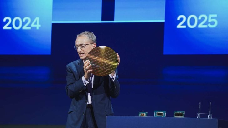 Un wafer Intel présenté par Pat Gelsinger alors qu'il était encore P.-D.G. du groupe © Intel