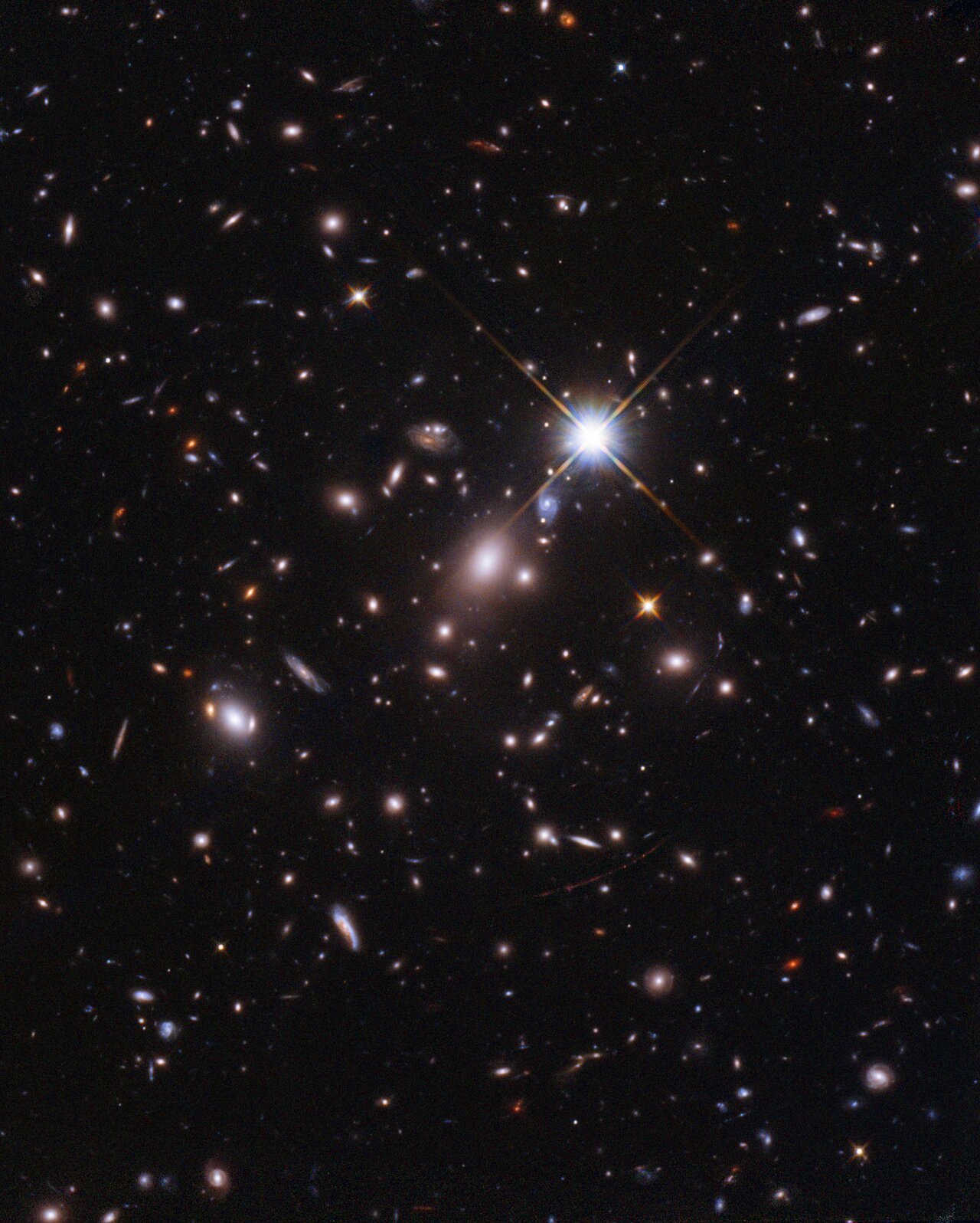 Il faut plusieurs dizaines d'heures de pose pour obtenir ce genre d'images, même pour Hubble. Autant de risques d'avoir un satellite qui passe devant une galaxie... Crédits NASA, ESA, B. Welch (JHU), D. Coe (STScI), A. Pagan (STScI) 