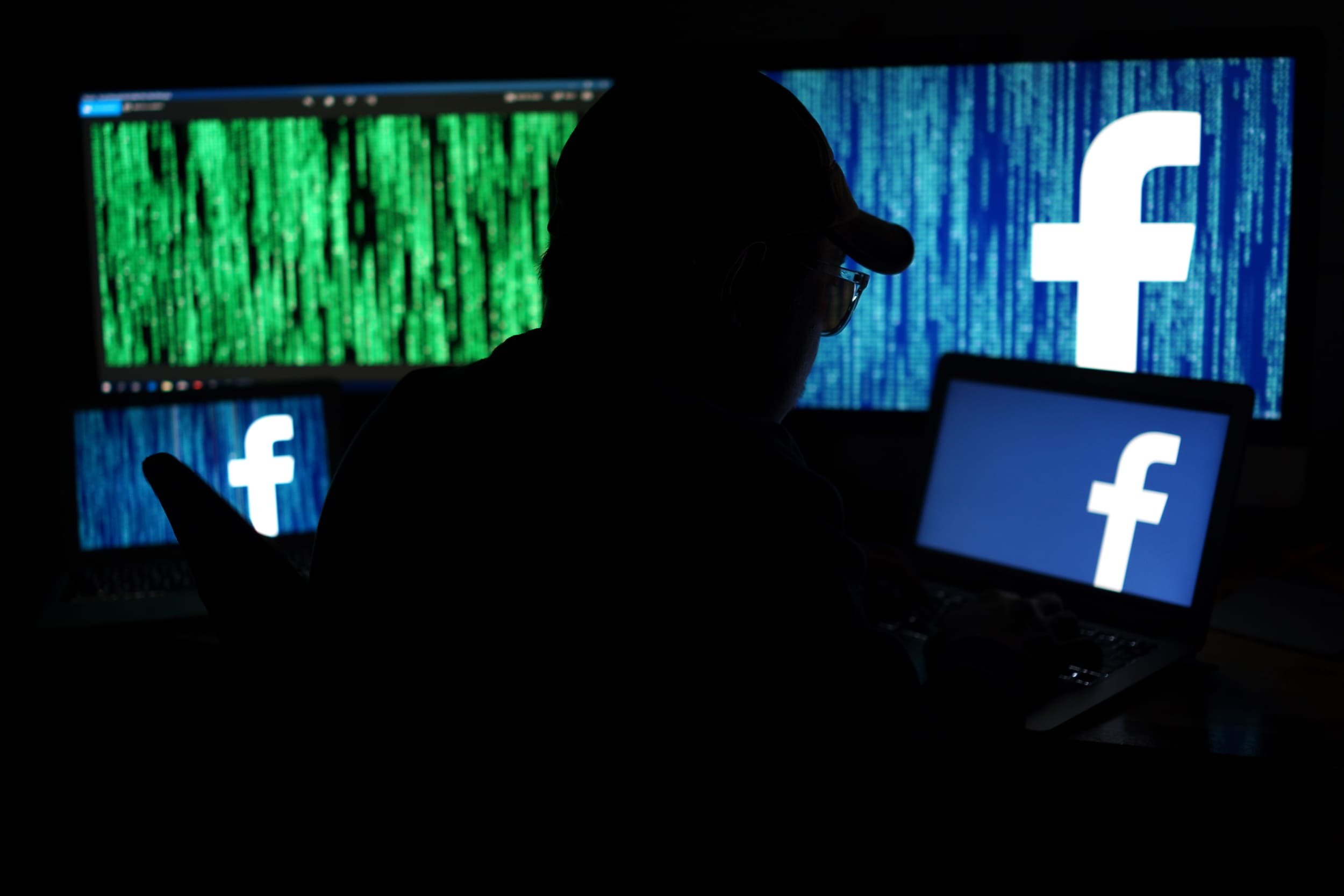Facebook est utilisé par les hackers pour diffuser des publicités malveillantes © TY Lim / Shutterstock.com